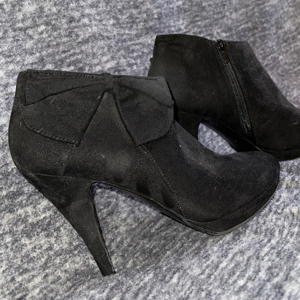 Impo Black suede heels